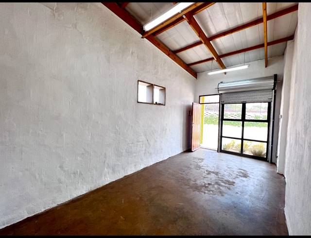 12M² BUSINESS TO LET IN WILLOW PARK MANOR